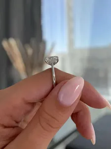 Anillo de Compromiso Clásico Tishya Diamond de 3.1 Quilates, Corte Cojín Alargado, Diamante Cultivado en Laboratorio, Color E, Corte Catedral, Oro Blanco de 14K, Certificado IGI - Product Image 2