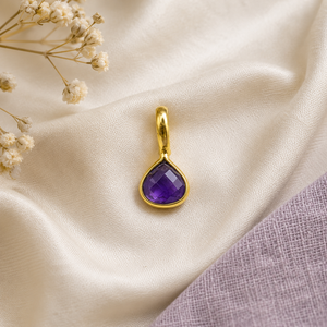 Pendentif en améthyste en forme de cœur |   Charme en pierre précieuse violette facettée |   Bordure dorée - Product Image 1