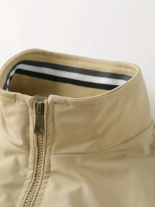 Blouson bomber beige pour homme, col montant, fermeture éclair, vêtement d'extérieur décontracté en polyester, couleur unie, logo sur le devant - Product Image 3