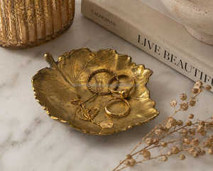 Bandeja de Metal con Diseño de Hojas Hecha a Mano para Uso Multipropósito – Organiza Joyas y Llaves o Sirve Chocolates y Postres con Estilo - Product Image 3