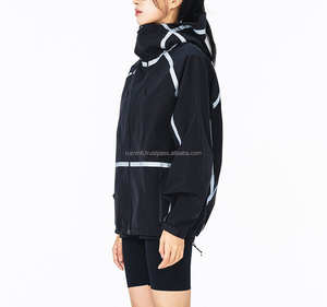 Sweat à capuche oversize tendance avec tissu polaire chaud, conçu pour la mode streetwear et les tenues d'hiver confortables au quotidien - Product Image 5