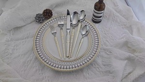 Juego de cubiertos metálicos glamurosos de estética moderna que realza la presentación de la mesa. Ideal para uso diario o eventos especiales. - Product Image 5