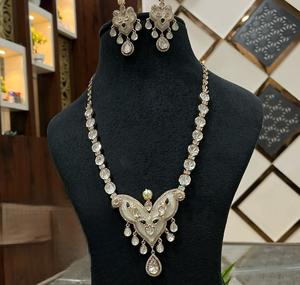 Ensemble collier et boucles d'oreilles classiques en cristal plaqué or de qualité supérieure pour femmes - Cadeau de mariage, anniversaire, fiançailles - Product Image 3