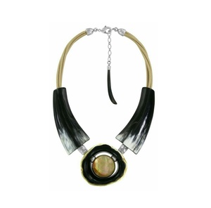 Collar de cuerno de moda étnica con detalles artesanales tradicionales, ideal para joyería cultural y exhibiciones de moda artística. - Product Image 3