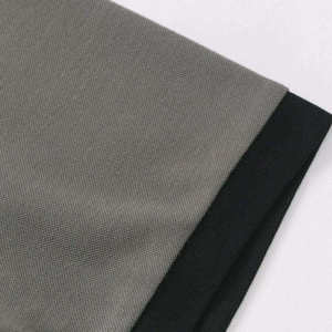Chemise polo pour homme de qualité supérieure, couleur unie, tricotée, manches courtes, coupe décontractée, gris avec bordure noire sur le col et les poignets - Product Image 4