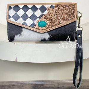 Portefeuille Western en cuir de vachette avec pierre turquoise, motif quadrillé en cuir ciselé à la main, pochette à poignet pour femme - Product Image 1
