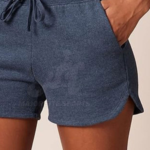 Shorts de performance élégants pour femmes, conçus pour l'extérieur, avec des imprimés graphiques numériques audacieux, en tissu respirant et confortable. - Product Image 5
