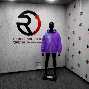 Sudadera con capucha morada transpirable con cremallera, diseño streetwear, estampado por sublimación, manga regular, tela French Terry, moda urbana contemporánea. - Product Image 3