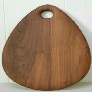 Tabla de cortar redonda premium con impresionantes rayas de madera alternadas y un acabado liso, disponible a precios de mayorista. - Product Image 4