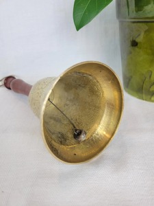 Campana de Mano de Latón de Diseño para Uso Espiritual con Mango de Madera para Decoración Premium, Enseñanza Escolar, Hoteles y Servicio de Llamadas - Product Image 6