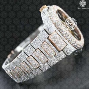 Reloj de lujo Charm Jewells de acero inoxidable con bisel de diamantes y cierre plegable, correa de 20 mm, movimiento de cuarzo unisex - Product Image 4