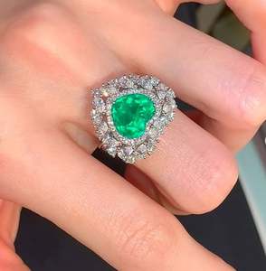 Anillo de Compromiso Chapado en Oro Rosa con Esmeralda Cultivada en Laboratorio con Corte Corazón y Diamante Cultivado en Laboratorio para Mujer - Joyería para Bodas y Fiestas - Product Image 1