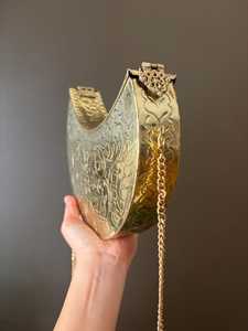 Sac à main en forme de lune à prix raisonnable, sac de mariage en laiton de qualité supérieure, accessoires pour femmes avec termes OEM ODM chez Universal Overseas - Product Image 5