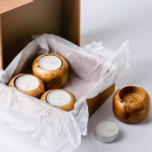 Encantador juego de cuatro portavelas redondos de madera, hechos a mano con tablones de roble natural, que crean un ambiente cálido y acogedor. - Product Image 6