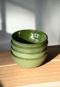 Bol en céramique moderne, élégant, vert olive, finition lisse, grande capacité, durable, sans danger pour les aliments, idéal pour une mise en scène de table contemporaine - Product Image 2