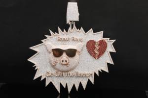 Pendentif Sovereign pour homme en alliage plaqué or avec diamants glacés personnalisés, style Hip Hop Urban Apex - Product Image 3