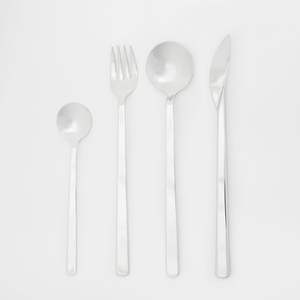 Juego de Cubiertos de Metal Grabado con Patrón Antiguo para Decoración Tradicional de Comedor y Fiestas, Diseño Elegante, Duradero y Portátil - Product Image 3