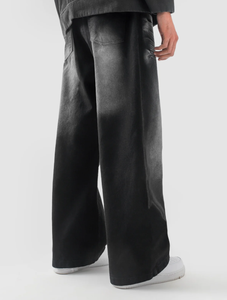 Vaqueros de mezclilla blancos 100% algodón personalizados con lavado ácido, efecto desgastado en las piernas y corte acampanado - Product Image 5