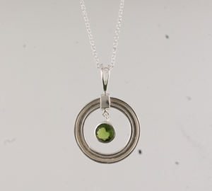 Pendentif artisanal en argent sterling 925 plaqué platine avec péridot naturel, bijoux unisexe, pierre de naissance de janvier, vente en gros - Product Image 3