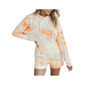Ensemble deux pièces côtelé tie-dye délavé orange et blanc pour femme, avec sweat à capuche à manches longues et trous pour les pouces, et short à cordon de serrage, idéal pour l'été et la détente - Product Image 1