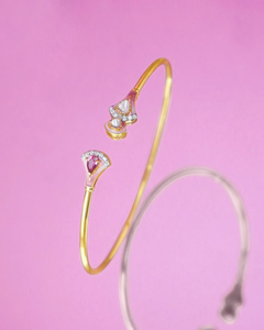 Brazalete Floret Line, Delicado Brazalete de Inspiración Floral, Detalles Lineales Elegantes, Joyería de Moda Premium, Oro 9K Polki - Product Image 4