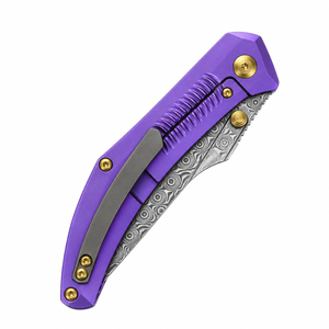 Navajas de bolsillo plegables con hoja curva de patrón Damasco plateado, mango morado, agarre texturizado y tornillos con detalles dorados para uso general - Product Image 4