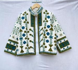 Veste bohème en coton brodé, col mandarin, ouverture devant, motif floral, manches trois quarts, broderie Suzani en coton. - Product Image 3