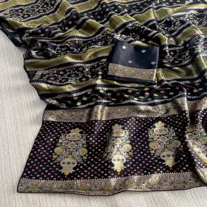 Sari VASTRA COTTAGE en viscose Georgette Pure Chinya avec tissage Jari doré, pallu floral riche et blouse contrastante teinte à la main - Product Image 2