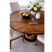 Ensemble de table à manger minimaliste avec table en bois de Suar et chaises en bois de teck recouvertes de tissu pour appartement et villa