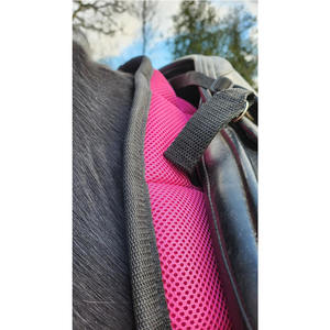 แผ่นรองอานม้าคุณภาพสูง ระบายอากาศได้ดี แผ่นรองอานหรูหรา สีชมพู แผ่นรองอานสำหรับกระโดดขี่ม้า รุ่น Ridder Love This Saddle Pads - Product Image 3