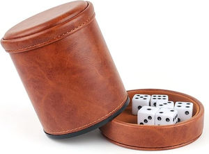 Shaker à dés classique en cuir écologique fait main et durable, 10 pièces, avec gobelet de jeu personnalisé pour fêtes et bars - Product Image 3