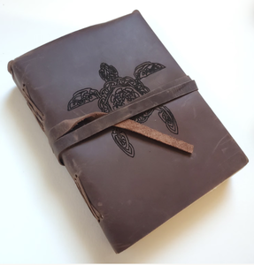 Carnet en cuir Celtic Sea Turtle, personnalisation gratuite, carnet en cuir vierge 5" x 7" avec choix de papier ligné ou non ligné - Product Image 1