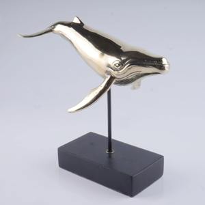 Escultura decorativa de ballena de latón, adorno de mesa perfecto para sala de estar, oficina, estudio, biblioteca y restaurantes. - Product Image 1