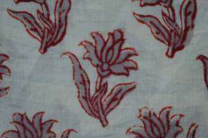 Tela de Algodón Estampada a Mano con Diseño Floral Blanco y Rojo |   Material para Correr Buta Pequeño - Product Image 2