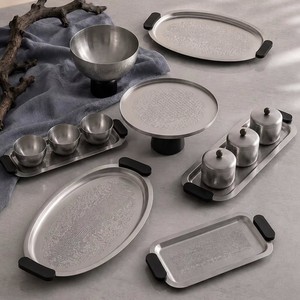 Bandeja de metal cromado para chocolate elevada con elegantes patas geométricas en forma de aro, ideal para exhibir trufas de chocolate gourmet para un servicio de lujo. - Product Image 6