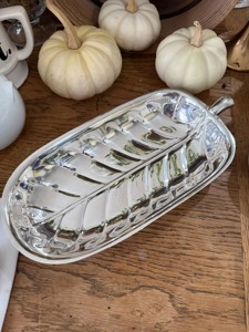 Plat de service en métal finition argentée, idéal pour la présentation de fruits, utilisé comme pièce décorative pour la décoration intérieure, provenant d'Inde. - Product Image 6