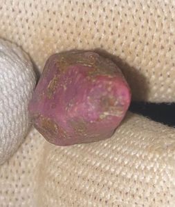 หินหยาบทับทิมธรรมชาติ26กะรัตจาก Kenya femos John ซาอูลเหมือง - Product Image 1