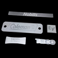 Plaques signalétiques métalliques colorées sérigraphiées, autocollants de logo de luxe personnalisés et étanches pour la décoration