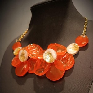 Collier épais en résine florale fait main avec accents or et orange, bijou statement pour femme, art en résine orange et blanc - Product Image 1