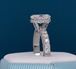 Bague de fiançailles ovale en or blanc 4,00 carats avec diamant de laboratoire VVS2 F certifié IGI, halo pavé, vente en gros - Product Image 3