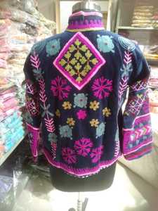 Chaqueta de Invierno Étnica Bordada a Mano con Terciopelo Indio para Mujer, Diseño Floral Suzani, Venta al Por Mayor, Exportación a Granel, Personalizable - Product Image 3