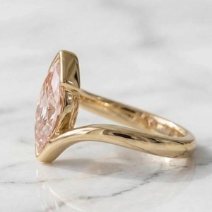 Bague en or 14 carats avec diamant de laboratoire taille marquise 2 carats, diamant rose jaune certifié IGI VS1, bague de fiançailles et de mariage personnalisée pour femme - Product Image 2