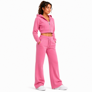 Ensemble de survêtement deux pièces pour femme avec logo personnalisé, comprenant un sweat à capuche court zippé et un pantalon large à taille élastique, idéal pour l'hiver et la mode. - Product Image 3