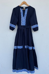 เดรสยาวผ้าฝ้ายสีน้ำเงินกรมท่าสำหรับผู้หญิง ลายดอกไม้รอบตัว คอวี แขนพอง 3/4 ผูกเอว ทรงเอไลน์ แต่งระบาย สไตล์โบฮีเมียน เหมาะสำหรับใส่ในฤดูร้อน - Product Image 6