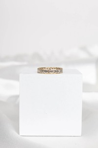 แหวนเพชรทรงเหลี่ยมมรกตเพาะเลี้ยงในห้องปฏิบัติการ 2.80 กะรัต แบบเต็มวง ประดับเพชรแบบ Bezel Set ดีไซน์เรียบหรู สามารถสวมซ้อนกับแหวนเพชรแบบอื่นได้ - Product Image 6