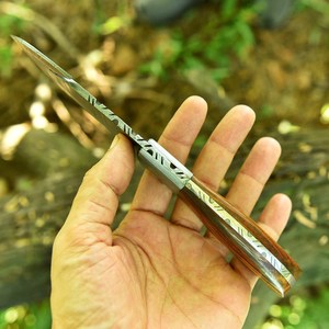 Cuchillo de caza y desollado de hoja fija de acero de Damasco con gancho para tripas, mango de madera, espiga completa, personalizado OEM/ODM, con funda de cuero - Product Image 4