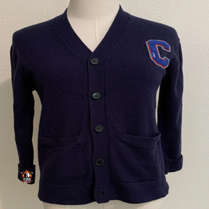 Pull en tricot pour enfants TopTen, bleu foncé, avec patch en C, logo tricoté, pour les fraternités, les sororités et les universités, en cachemire - Product Image 1