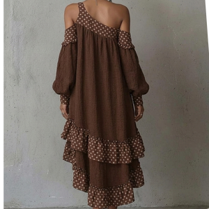 Vestido asimétrico con volantes y un solo hombro descubierto, con estampado de lunares marrones - Product Image 2