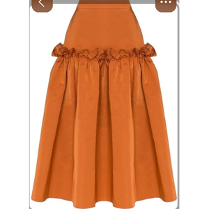 Une jupe longue à taille haute, coupe colonne, avec des plis radiaux effet soleil couchant, style Bardot statuel grec moderne. - Product Image 2