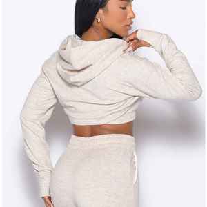 Sweat-shirt à capuche court pour femme, gris chiné, manches longues, en mélange de coton tricoté, couleur unie, style décontracté automne - Product Image 2